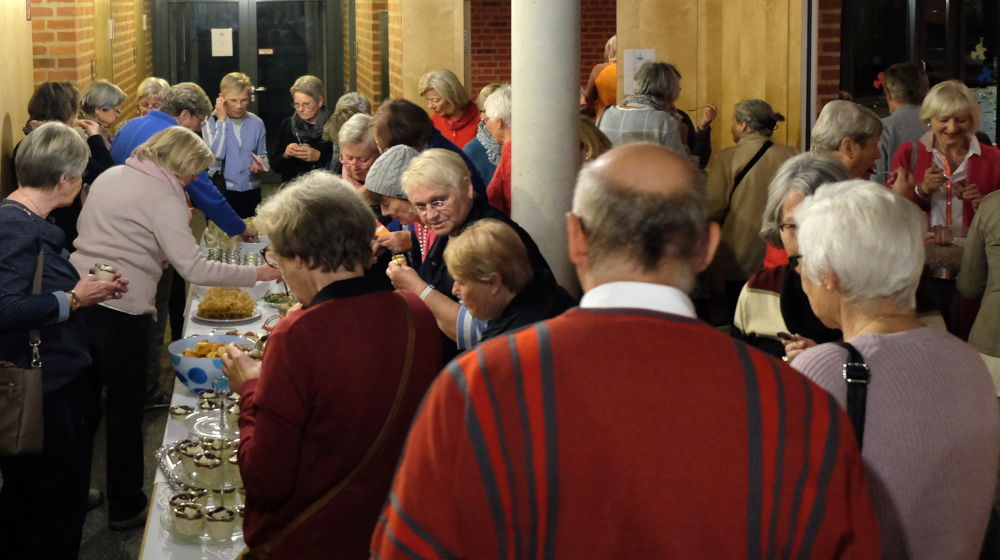 Tafelfreuden in der Pause (9.11.2018; Foto: Klare)