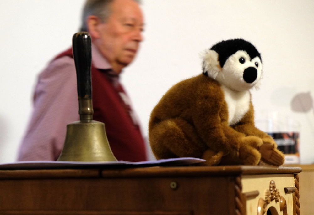 Die Glocke des Ausrufers, der Affe des Drehorgelspielers, und im Hintergrund Hans Muschinski, der Hausherr im Hiltruper Museum (16.11.2018; Foto: Klare)