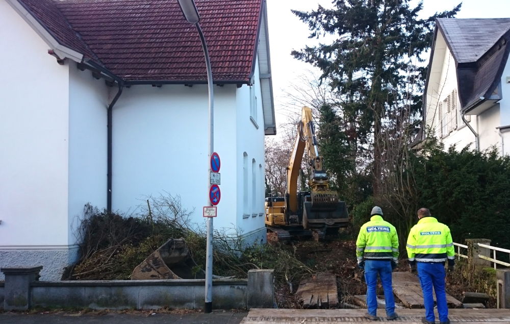 Am Klosterwald 4 (links): Der Abriss beginnt (14.12.2018; Foto: Klare)