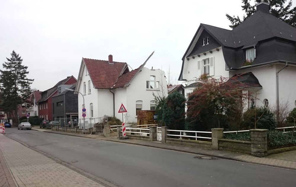 Da waren's nur noch zwei: Nach dem Abriss von Nr. 4 (weißes Haus in der Bildmitte) stehen auf dieser Seite des Klosterwald nur noch zwei alte Häuser (15.12.2018; Foto: Klare)