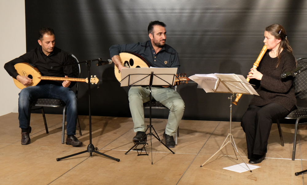 "Arta" in Dreierbesetzung: Hasani (Bouzouki), Samir Sfouk (Oud) und Miriam Weiss (Altblöckflöte) (7.12.2018; Foto: Klare)