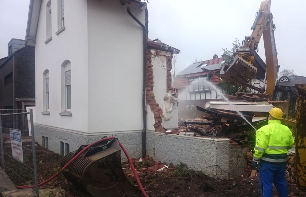 Nur noch die Schauseite des Hauses Am Klosterwald 4 steht (17.12.2018; Foto: Klare)