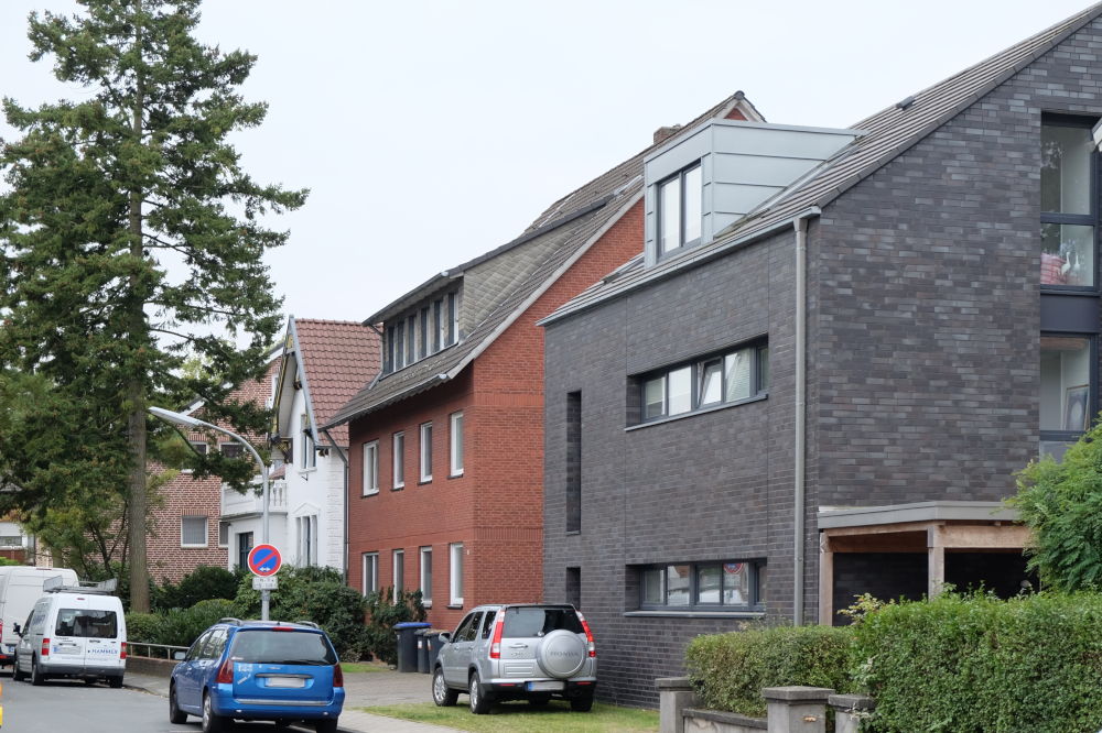 Der Neubau Klosterwald 6C (dunkler Klinker) verdeckt das alte Fachwerkhaus Nr. 6A; links daneben Haus Nr. 8 (13.10.2016; Foto: Henning Klare)