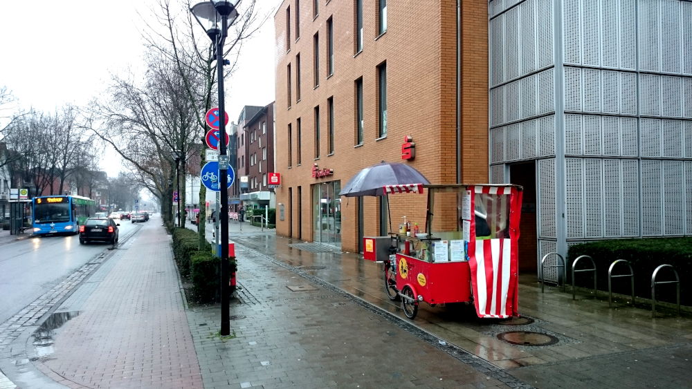 Rot wie Ketchup: Der Hiltruper Wurststand (26.1.2019; Foto: Klare)