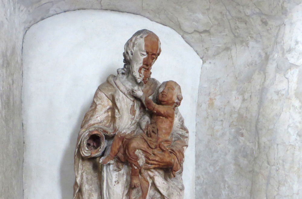 Bregenz: Statue in der Martinskapelle (22.7.2018; Foto: Meyerbröker)