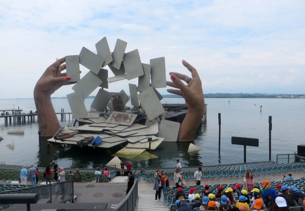 Bregenz: Seebühne mit den zwei riesengroßen Händen „Bregenz“ und „Lindau“ des Carmen-Bühnenbilds (22.7.2018; Foto: Meyerbröker)