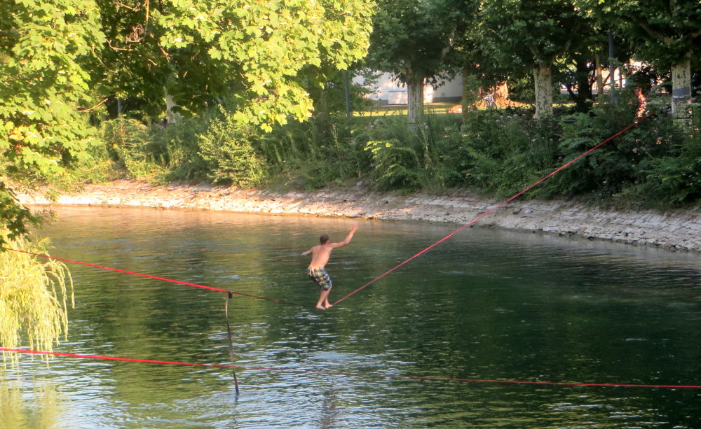 Konstanz: Schlappseil-Artisten über dem Wasser (24.7.2018; Foto: Meyerbröker)