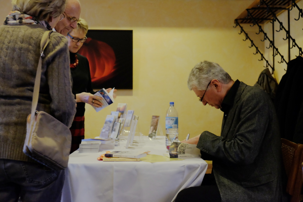 Die praktische Seite der Schriftstellerei: Bücher signieren (15.3.2017; Foto: Klare)