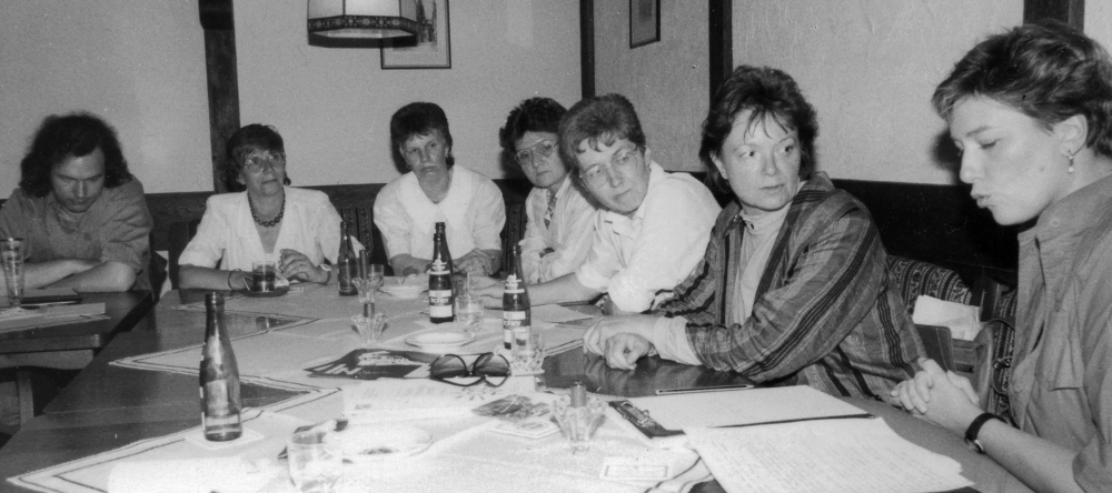 Marion Tüns (spätere Oberbürgermeisterin, 2. v.r.) bei der SPD Hiltrup. Neben ihr Amrei Thränhardt, NN, Rosemarie Opolka, Renate Geisenheyner, Willi Lohmann (Vorsitzender) (17.5.1989; Foto: Klare)